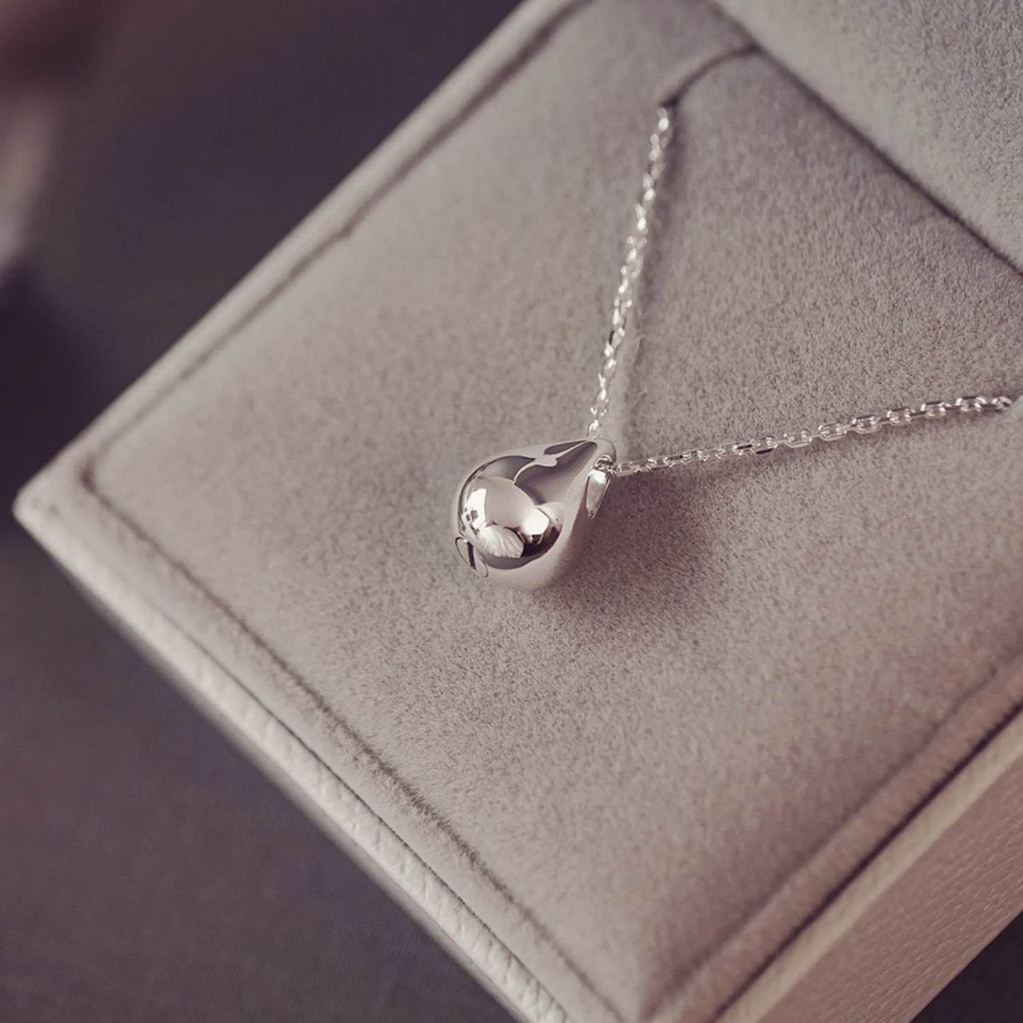 A memorial urn necklace designed to keep a tiny part of them close | This memorial urn necklace lets you carry a small part of your husband, wife, or partner near your heart every day🎨